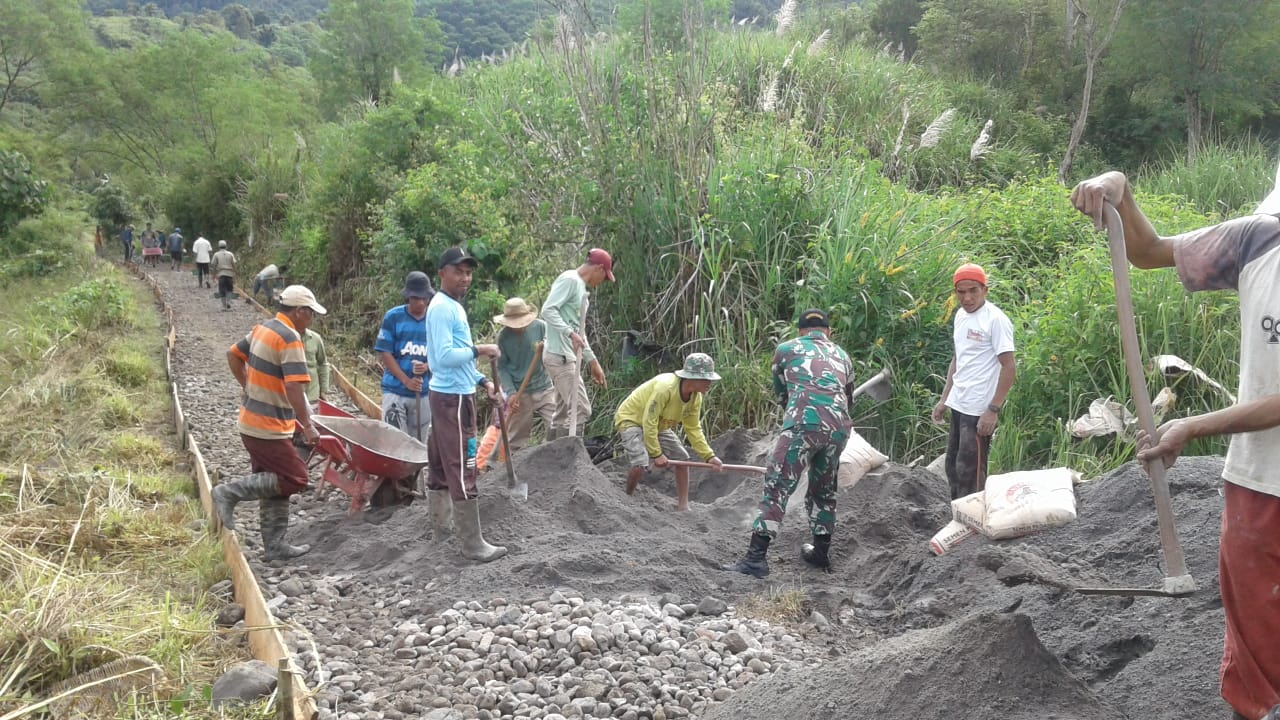 Kemanunggalan TNI-Rakyat Dalam Membuat Jalan Desa