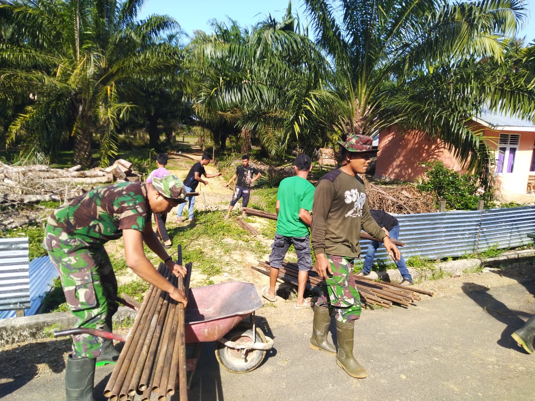 MASYARAKAT DAN TNI PERSIAPKAN LOKASI PEMBUKAAN UPACARA TMMD KE – 102 KODIM 0115/SIMEULEU