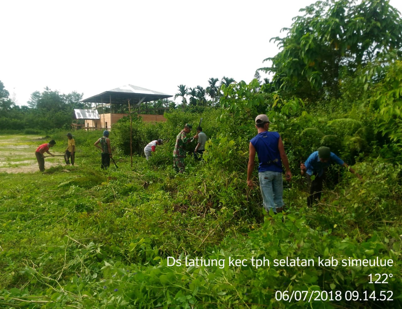Jum’at Bersih, Babinsa Gotong Royong Bersama Masyarakat