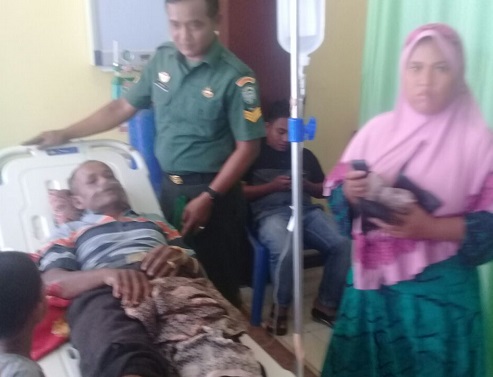 Babinsa Posramil 12/Panton Reu Jenguk Warga Desa Binaanya