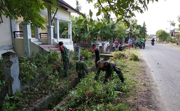 Anggota Koramil  01 Gotong Royong Bersama Masyarakat