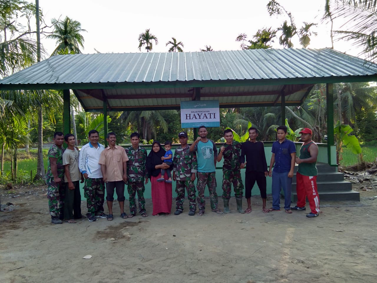 Satgas Opster TNI Bersama Masyarakat Rampungkan Pembangunan Balai Pengajian