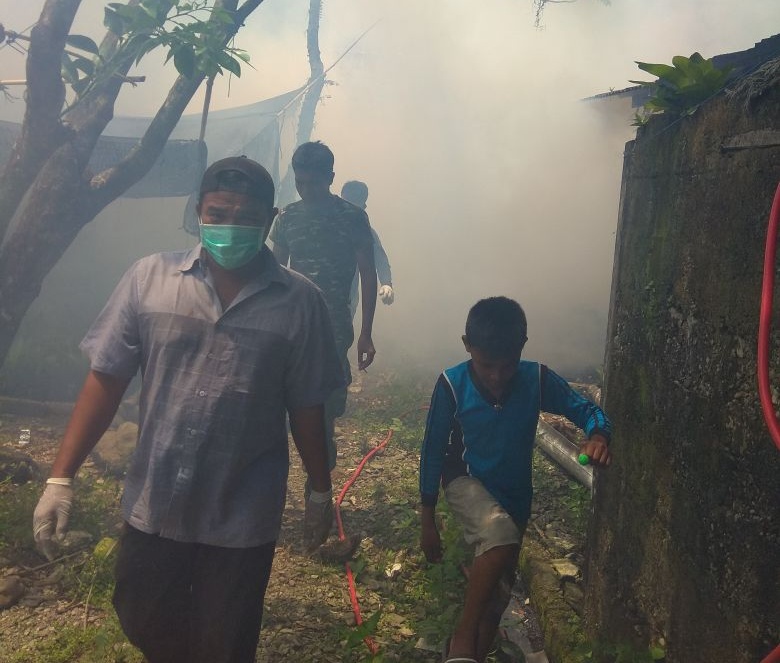 Babinsa Koramil 02/Kuala Batee dan Petugas Dinkes Lakukan Fogging di Pemukiman Warga