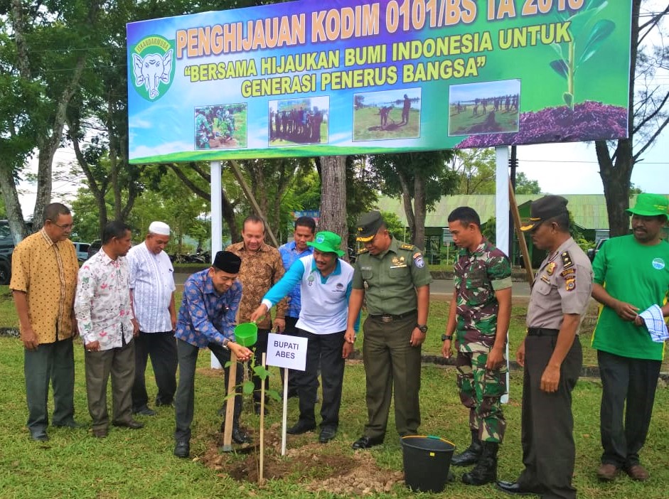 Kodim 0101/BS Bekerjasama Dengan DLH Aceh Besar Tanam Ratusan Pohon Keutapang