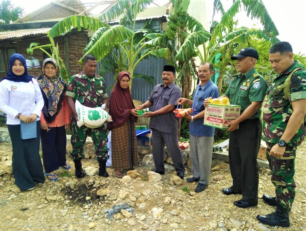 Peduli Terhadap Warga Tertimpa Musibah, Koramil Peukan Bada Bersama Muspika Berikan Bantuan Sembako
