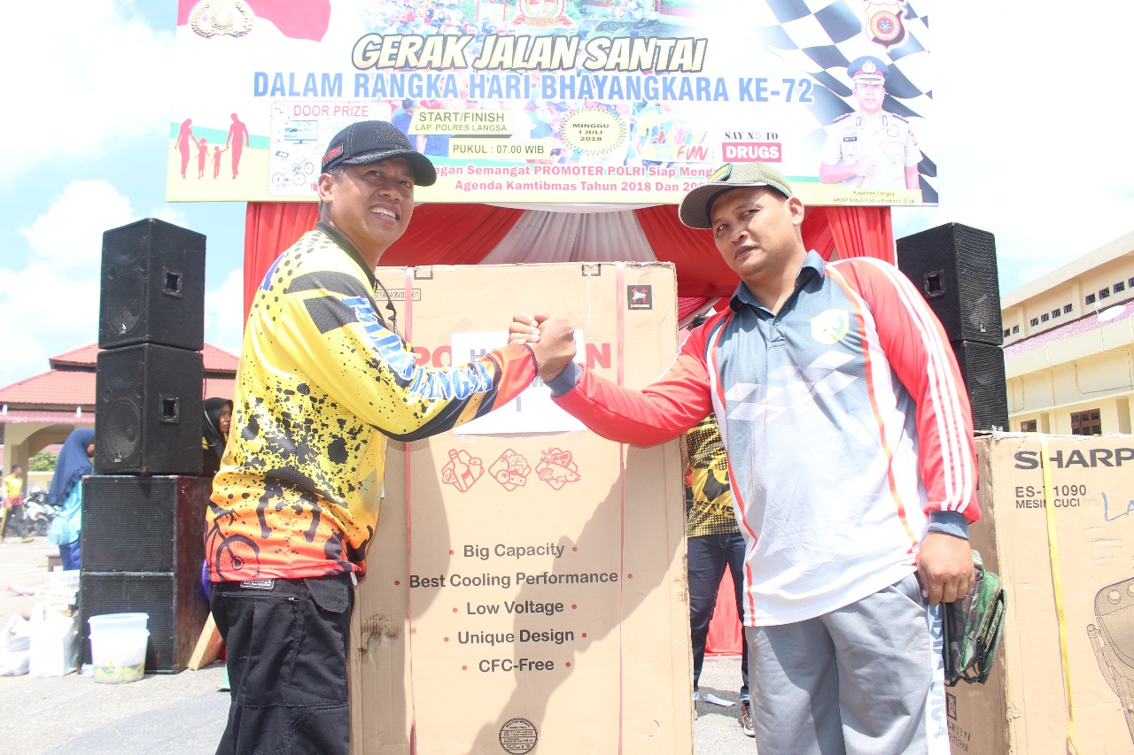 HUT BHAYANGKARA KE -72 DI POLRES LANGSA : SERDA Y. SIMANJUNTAK TERIMA HADIAH UTAMA DOORPRICE