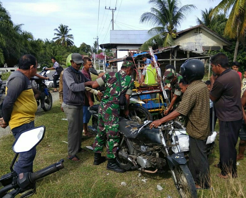 Laka Tunggal, Babinsa dan Masyarakat Tolong Pengendara