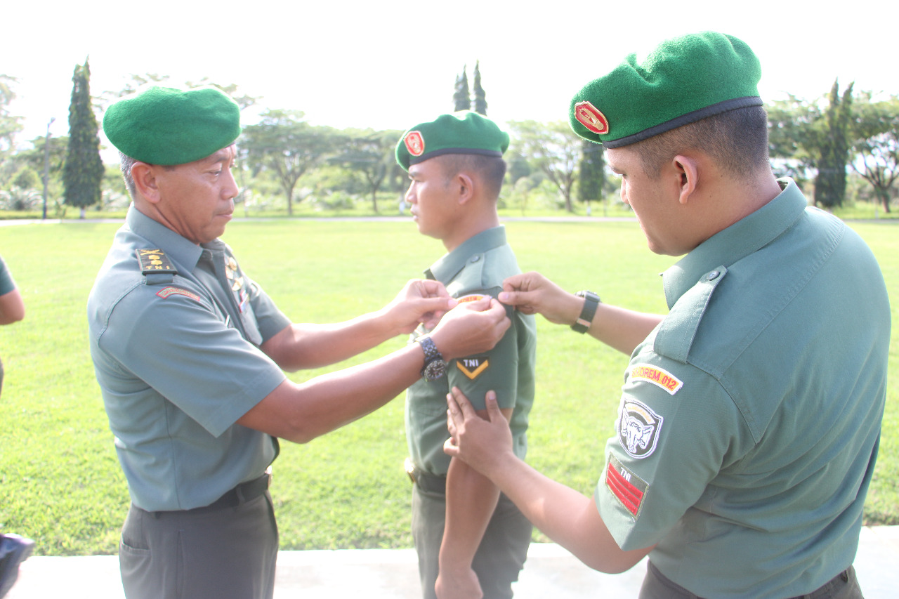 Sambut Warga Baru, Korem 012/TU Laksanakan Kegiatan Tradisi Satuan
