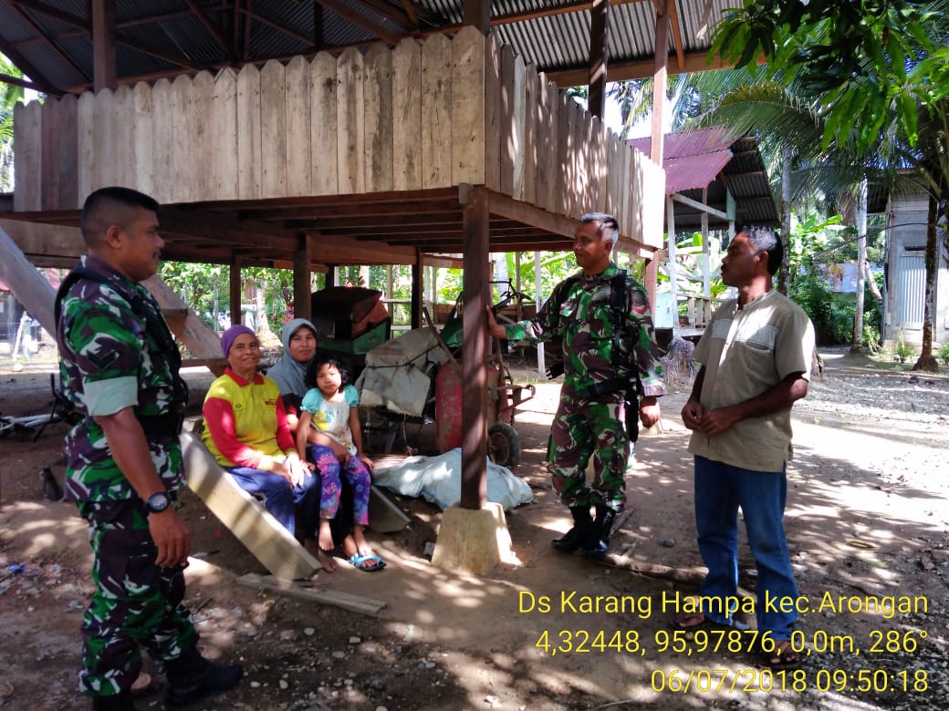 Anjangsana Ke Rumah Sekdes, Sertu Azhari Tekankan Tamu Dari Luar Wajib Lapor