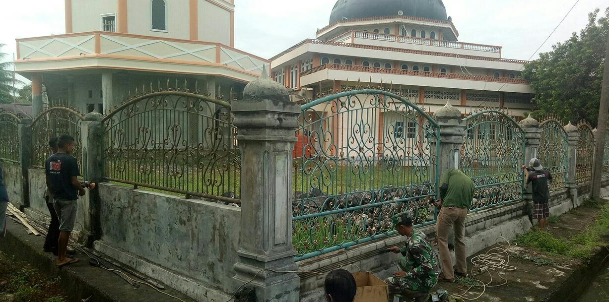 Babinsa dan Warga Rawat Mesjid Baiturahman Lamno