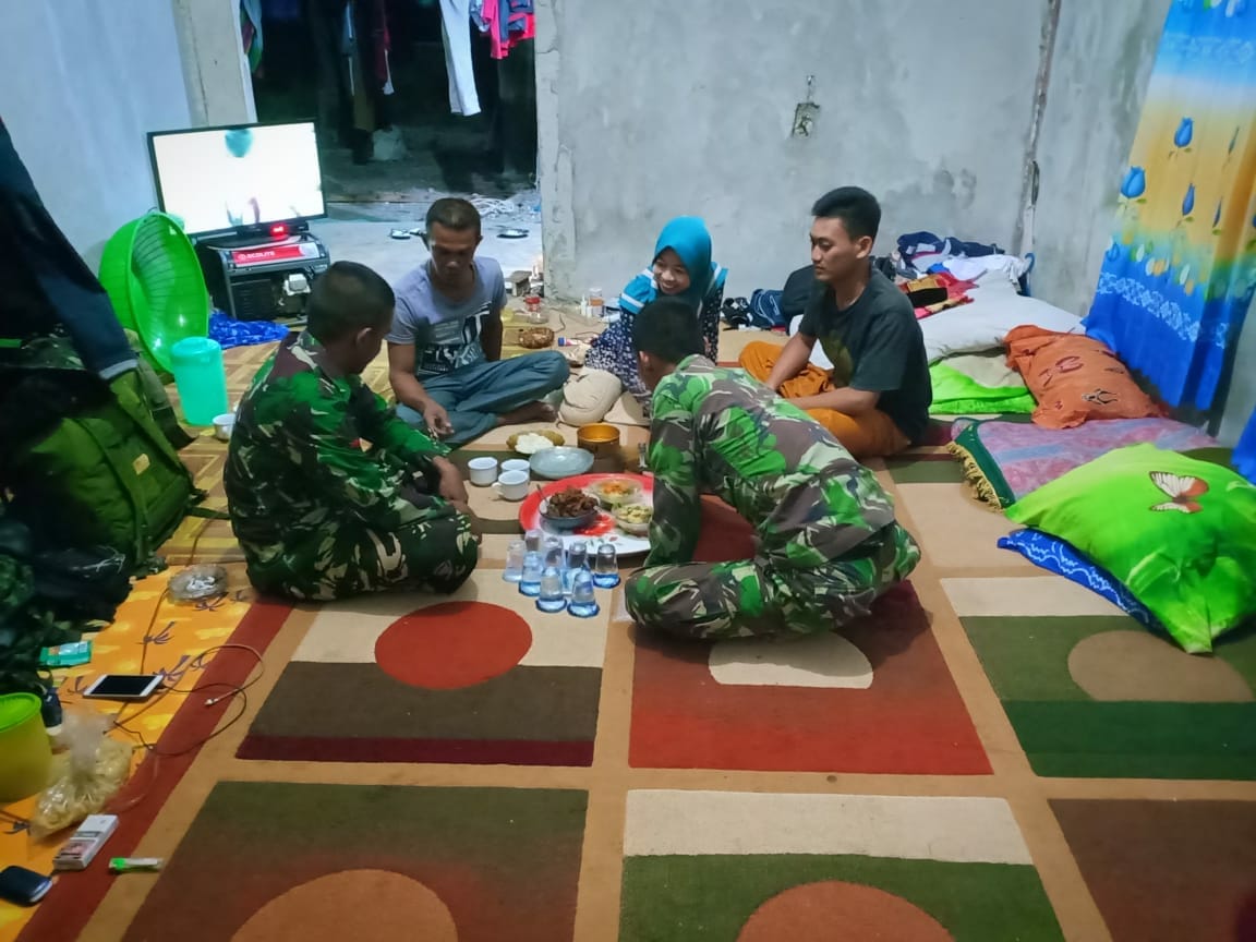 TMMD : Keakraban dan Kebersamaan Ditunjukkan Saat Makan Bersama Dengan Warga