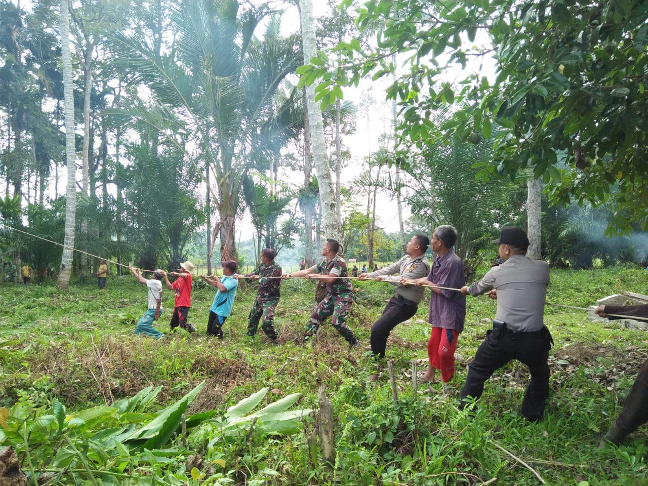 Bangun Sinergitas Aparat Dengan Warga Kec. Sungai Mas Melalui Gotong Royong di TPU