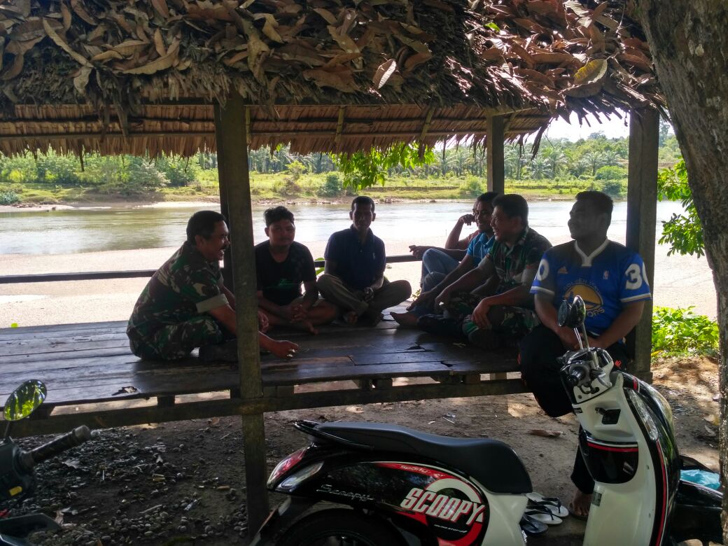 Tingkatkan Manunggal TNI dan Rakyat, Babinsa Koramil 03/Kaway XVI Komsos Dengan Warga