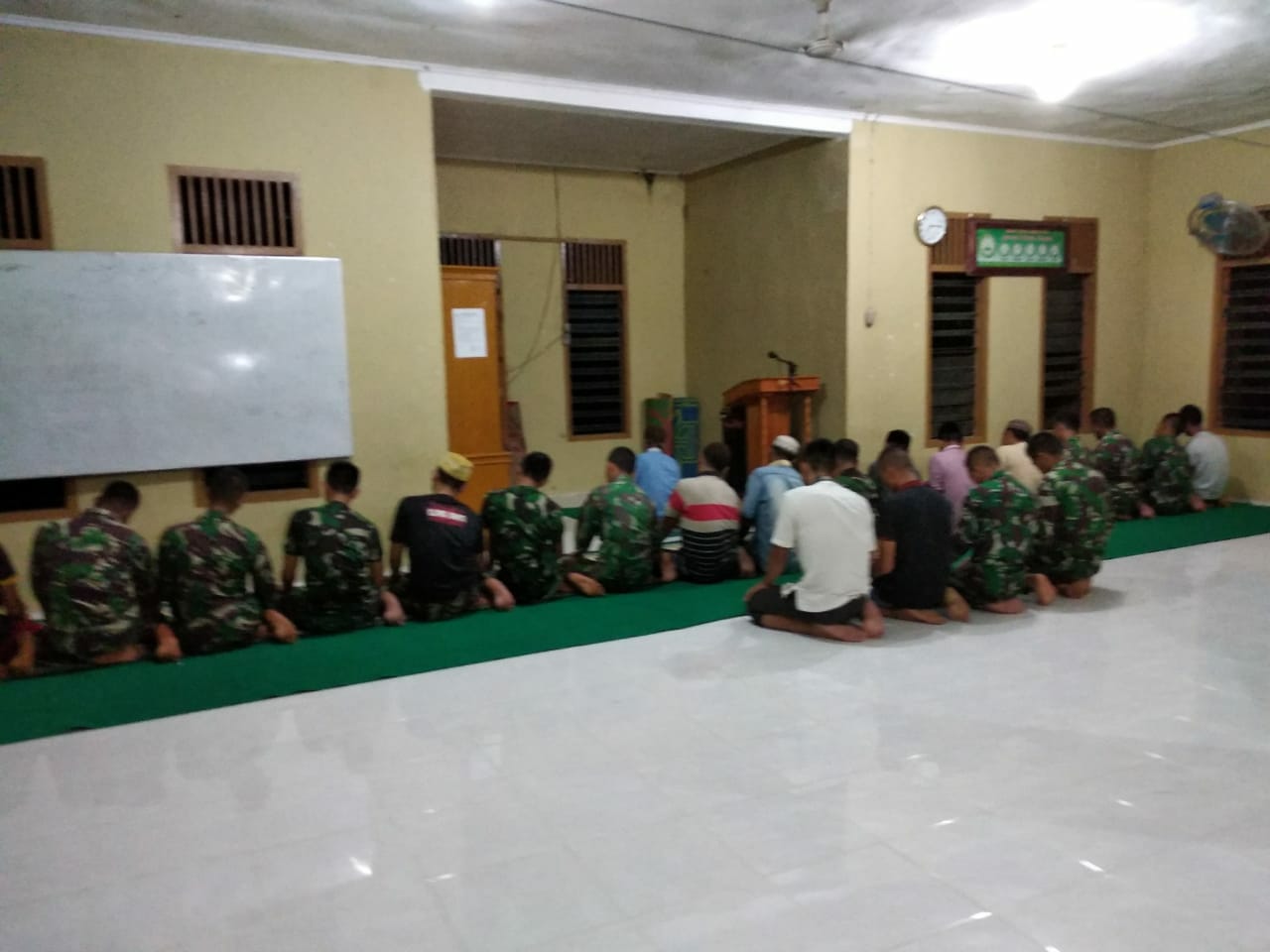 Satgas TMMD, Melaksanakan Sholat Berjamaah Bersama Dengan Masyarakat