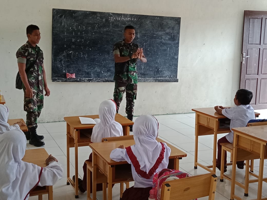 Satgas TMMD kodim 0116 Bantu Mengajar di Sekolah Dasar