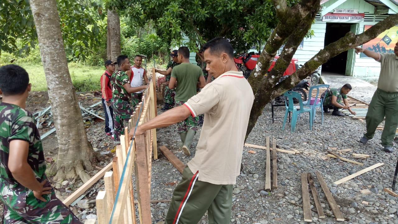 Babinsa Gotong Royong Bersihkan Posramil