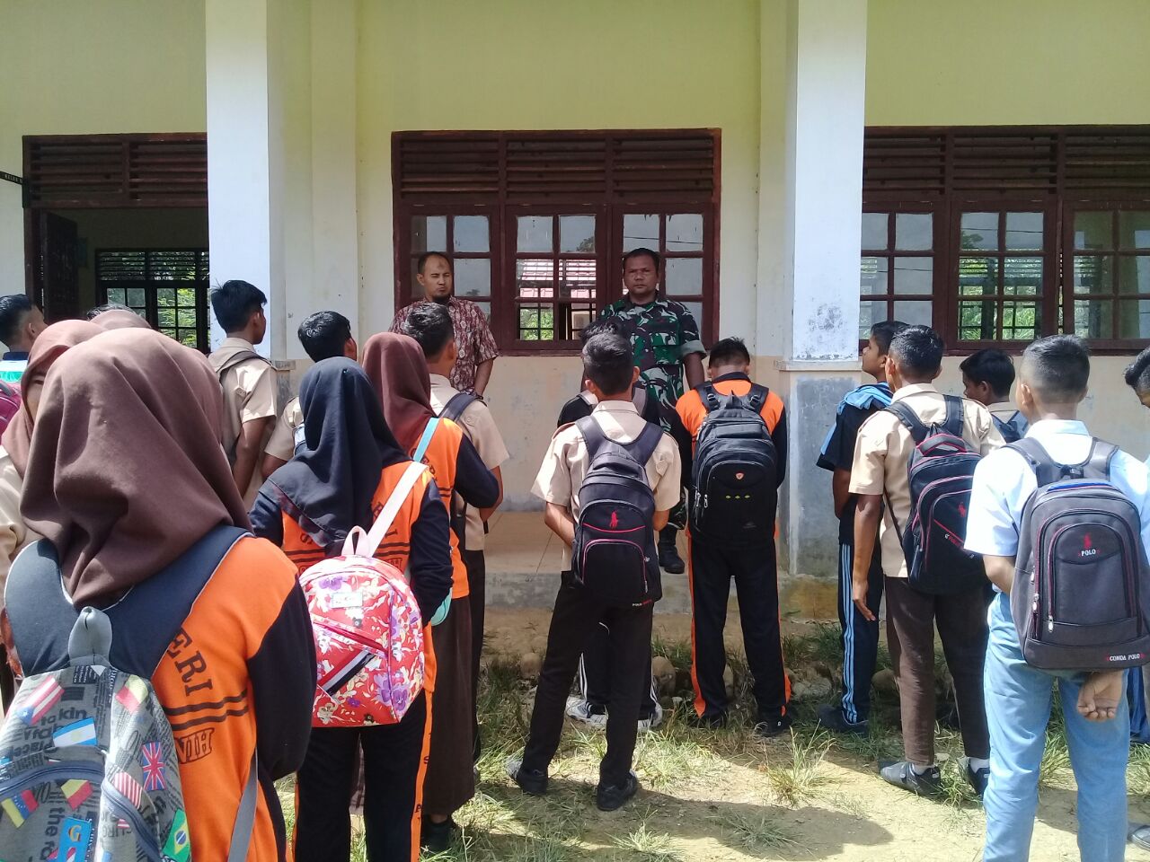 Babinsa Koramil 10/Simpang Berikan Motivator Kepada Paskibra