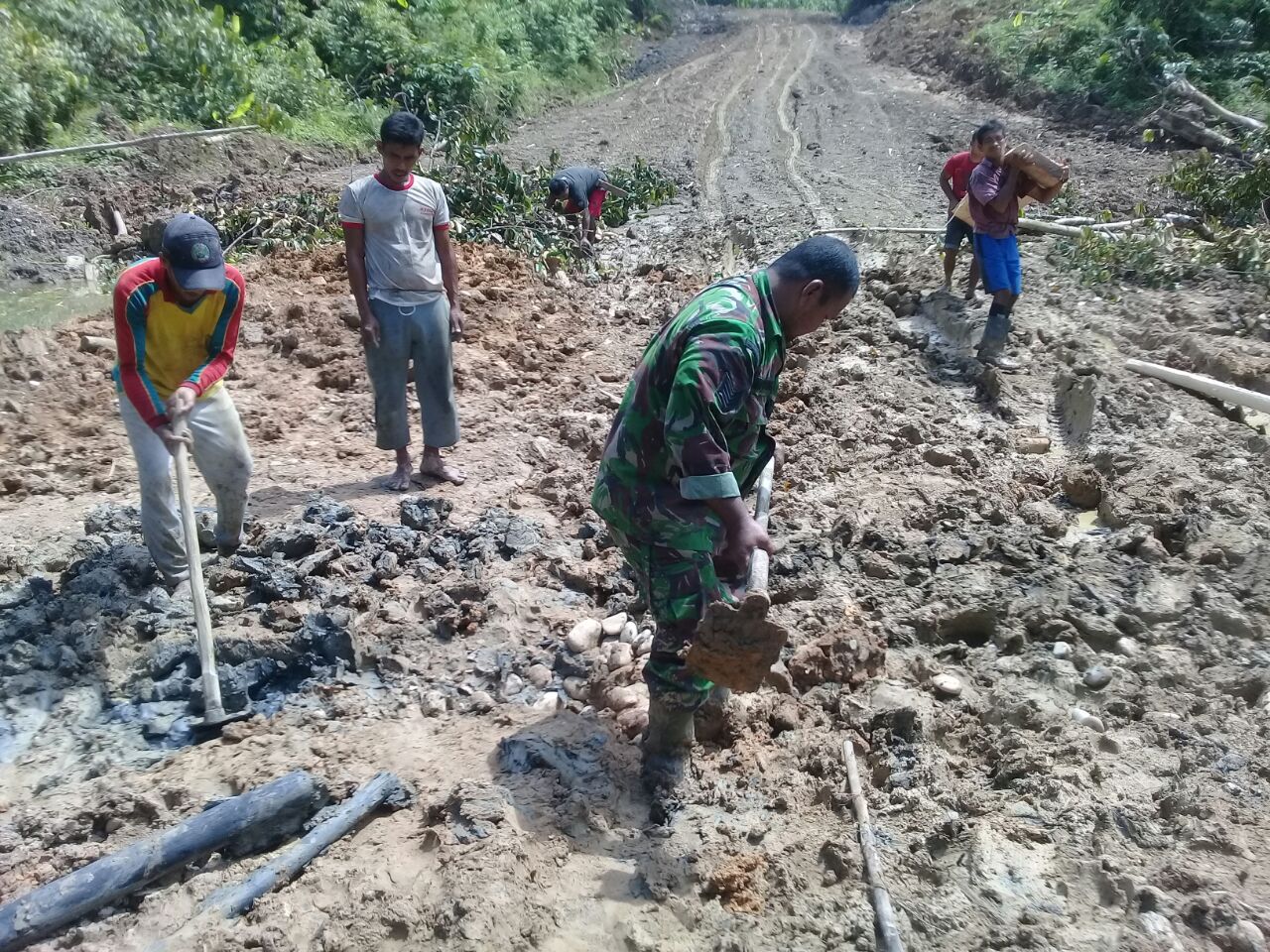 Babinsa Koramil 10 Bersama Masyarakat Karya Bakti
