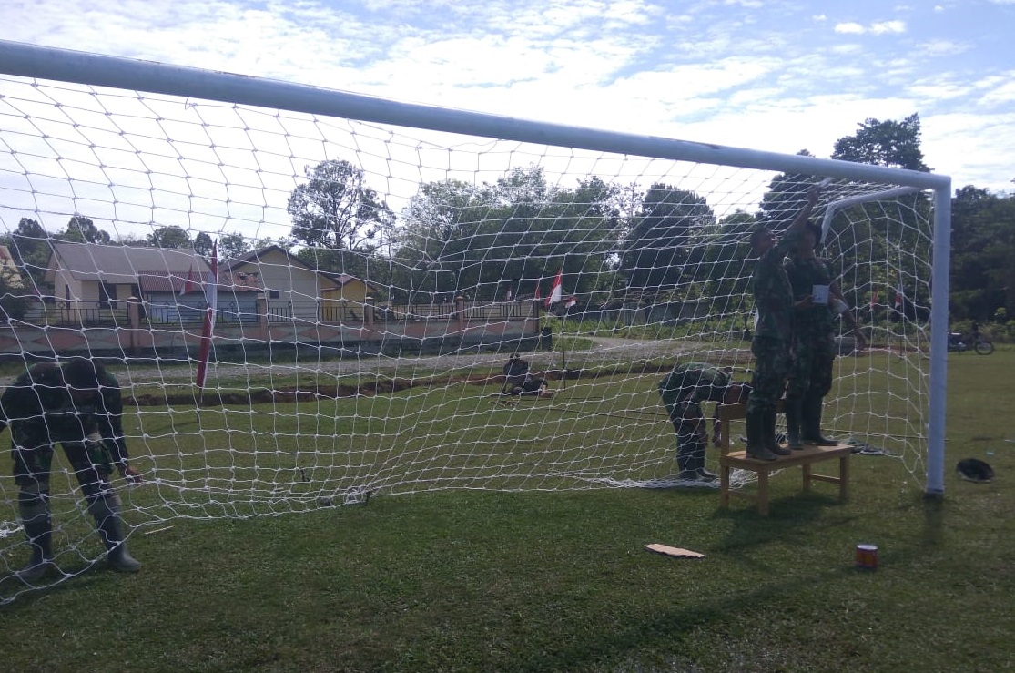 Rebut Hati Pemuda, Satgas TMMD Perbaiki Jaring Gawang