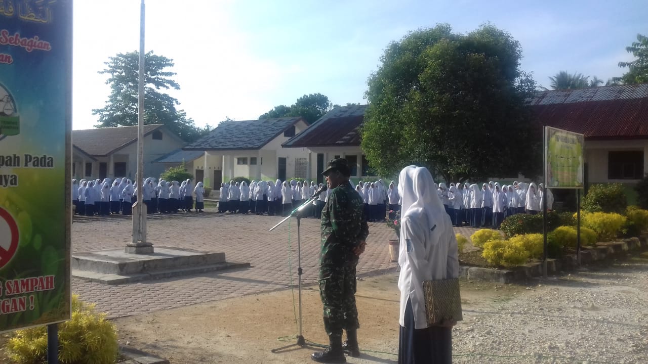 Pimpin Upacara Di Sekolah, Danramil 23/Lgst Tekankan Disiplin Dan Bahaya Narkoba