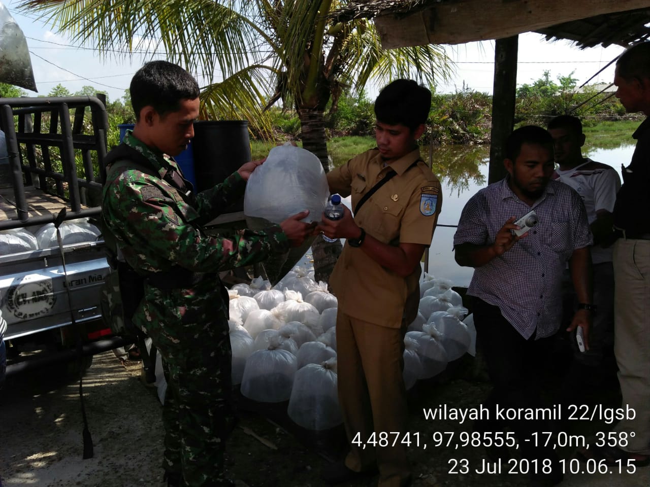 Babinsa Ramil 22/Lgsb Dampingi Penyerahan Bantuan Bibit Ikan