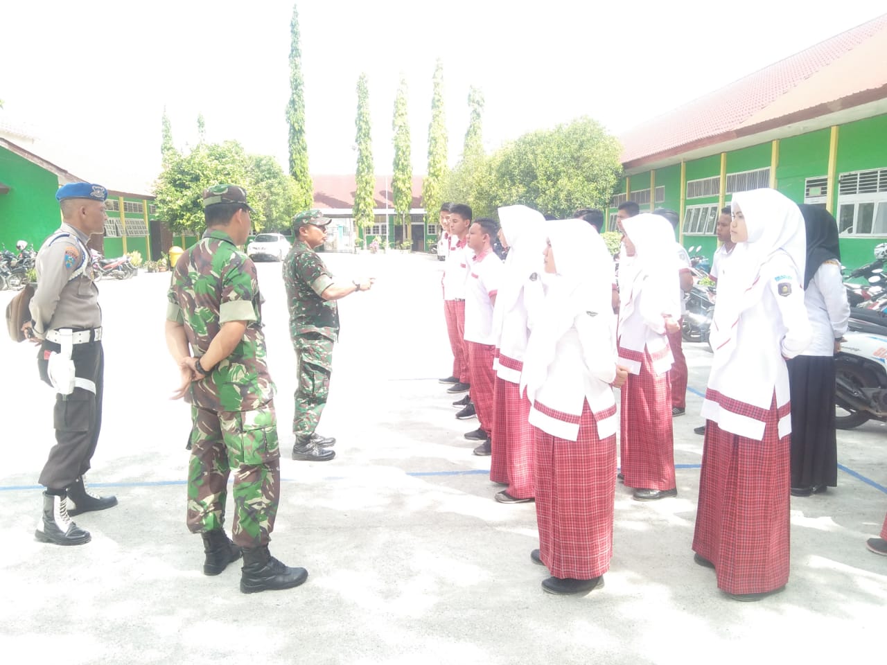 Danramil 24/Mutiara Timur Gugah Motivasi dan Semangat Siswa Menjadi Paskibraka