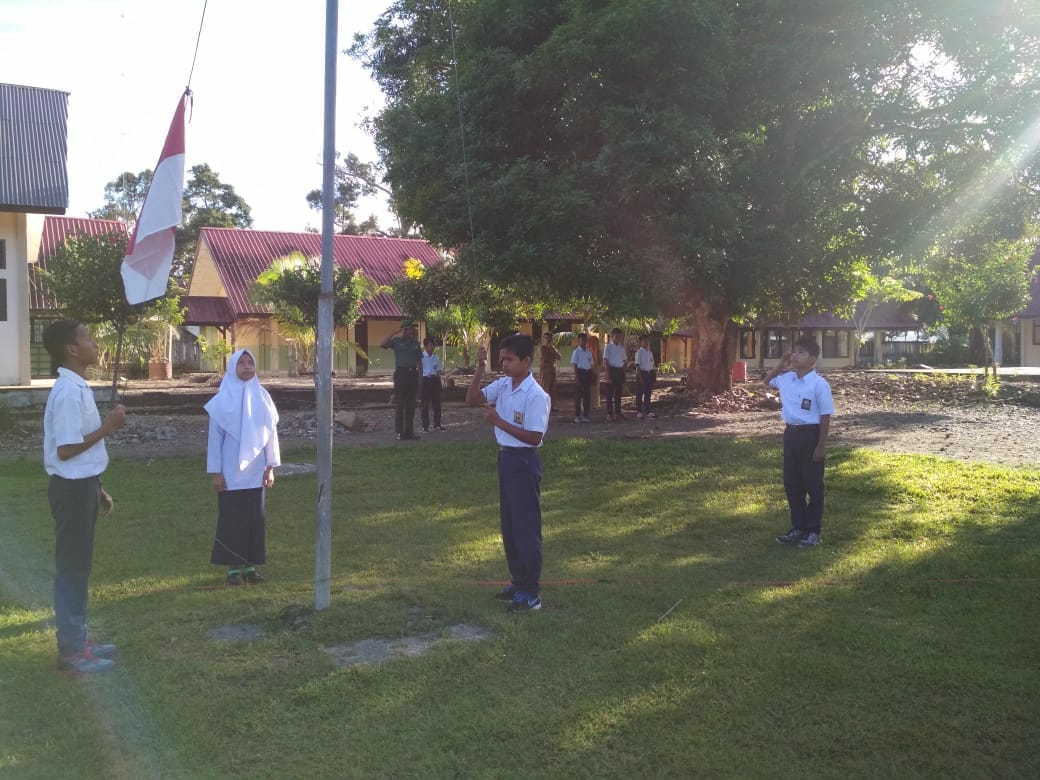 Membentuk Disiplin dan Nasionalisme Sejak Dini, Babinsa Mengajak Siswa-Siswi Upacara Bendera