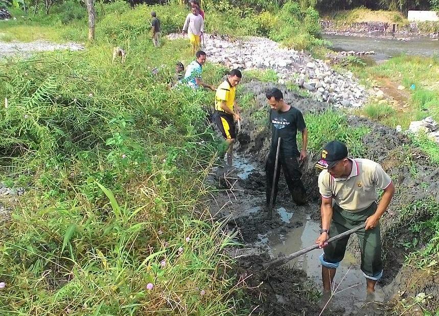 Anggota Koramil 02/Bambel Gotong Royong Bersihkan Parit