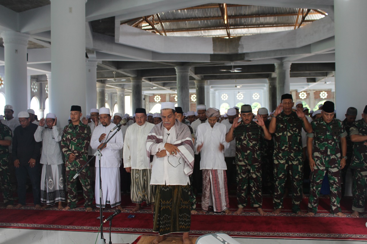 Pangdam IM Sholat Ashar Berjamaah di Pondok Pasantren Dayah Ulee Titi
