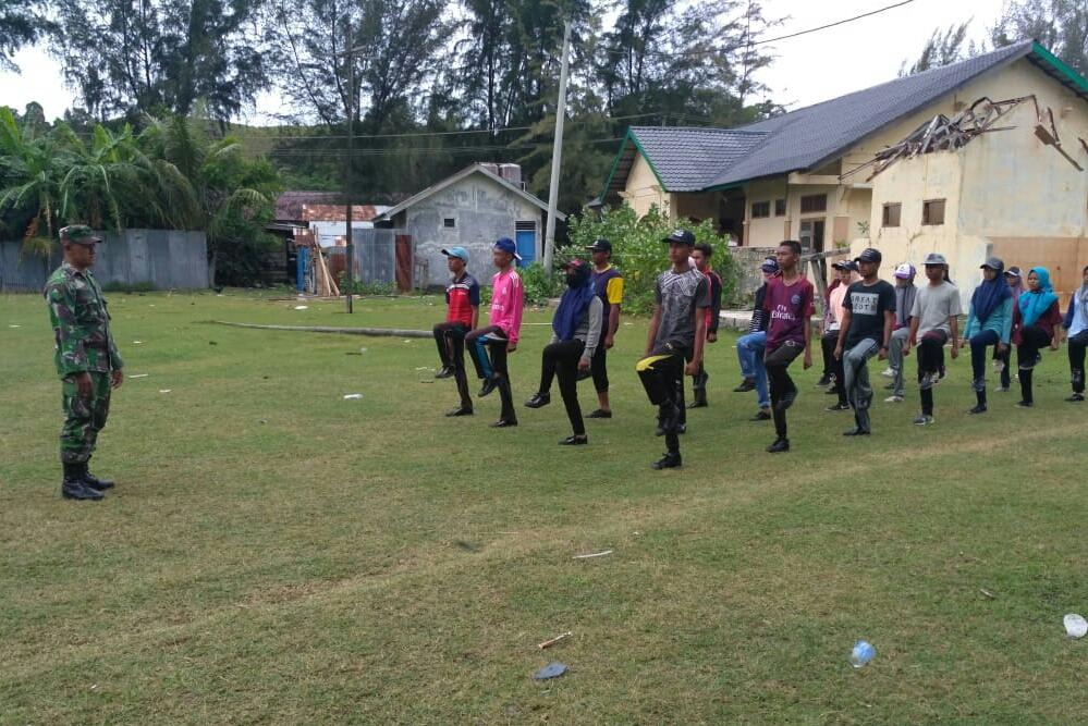 Babinsa Kodim Aceh Jaya Latih Paskibra HUT Kemerdekaan RI Ke 73