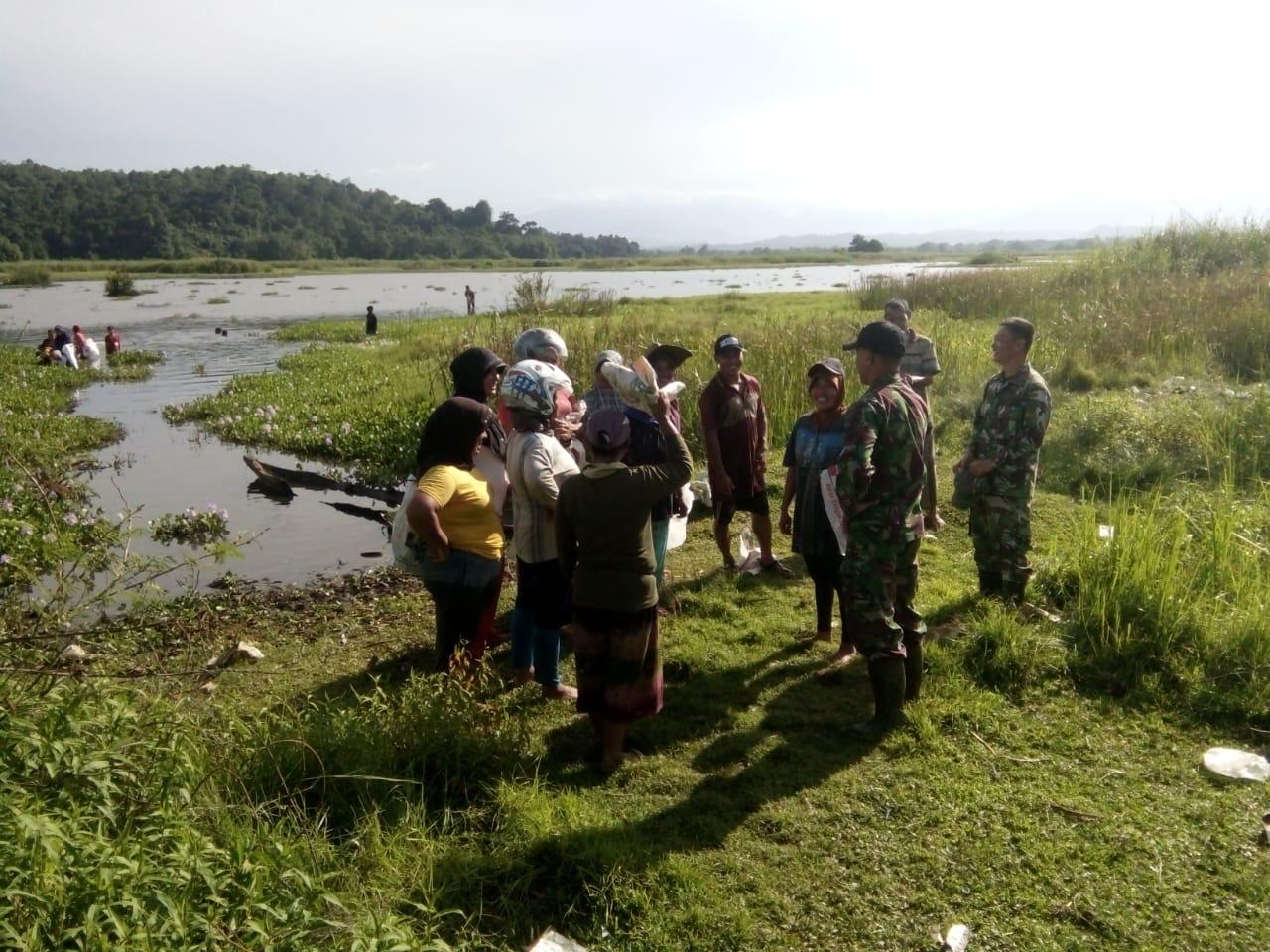 Koramil Lageun Himbau Warga Pencari Kerang Waspada Serangan Buaya