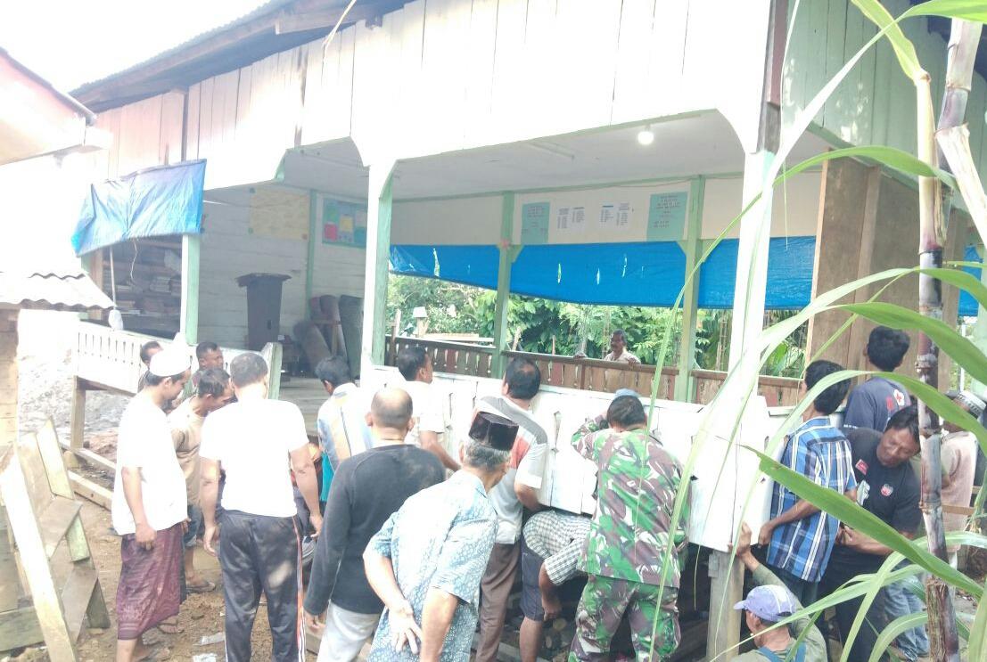 Babinsa dan Masyarakat Gotong Royong Perbaiki Taman Pendidikan Al – Quran (TPA)