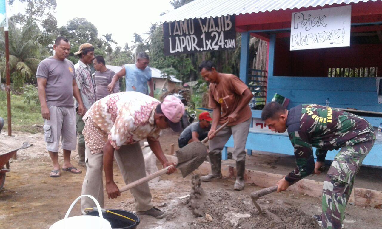 Babinsa Gunung Meriah, Babinkamtibmas Dan Masyarakat Benahi Poskamling
