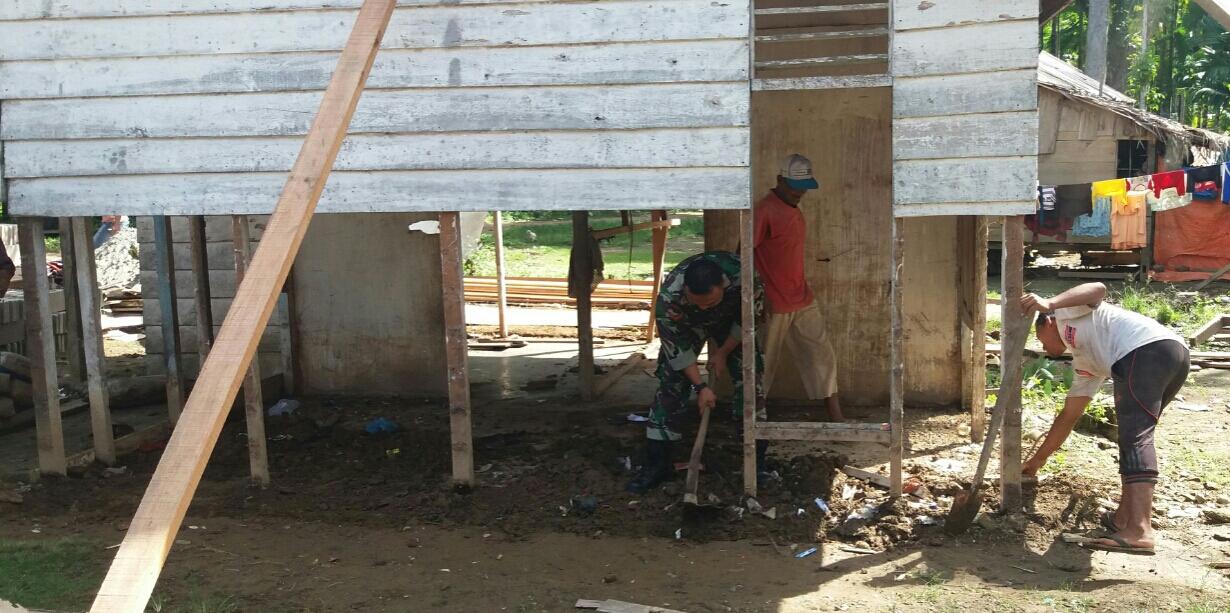 Babinsa Bantu Renovasi Rumah Warga Lansia Di Krueng Sabee