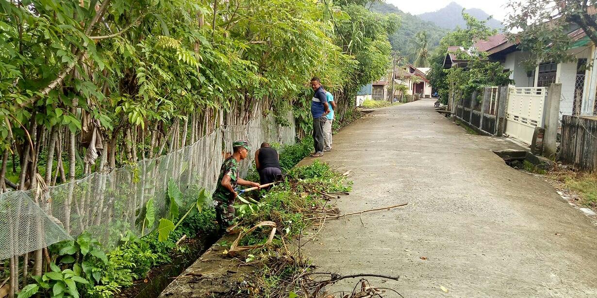 Waspada Banjir Babinsa Lamno Dan Warga Bersihkan Saluran Air