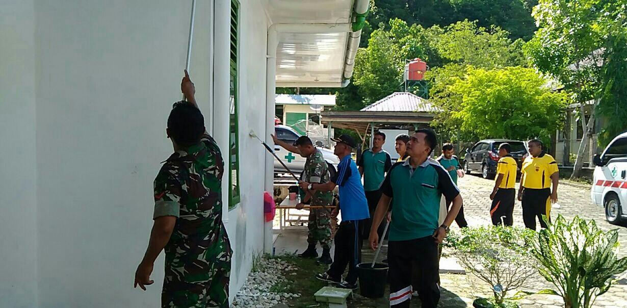 Bukti Sinergitas, Personil TNI – Polri Gotong – Royong Di Puskesmas Lageun