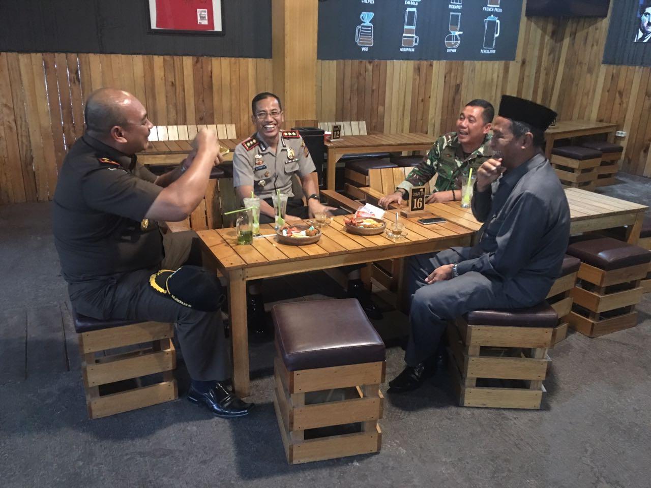 Keakraban dan Kebersamaan Ws Dandim 0116/Nara saat Ngopi Bareng Forkopimda