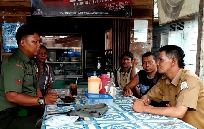 Tingkatkan Kerjasama Dengan Aparatur Desa Babinsa Rutin Komsos