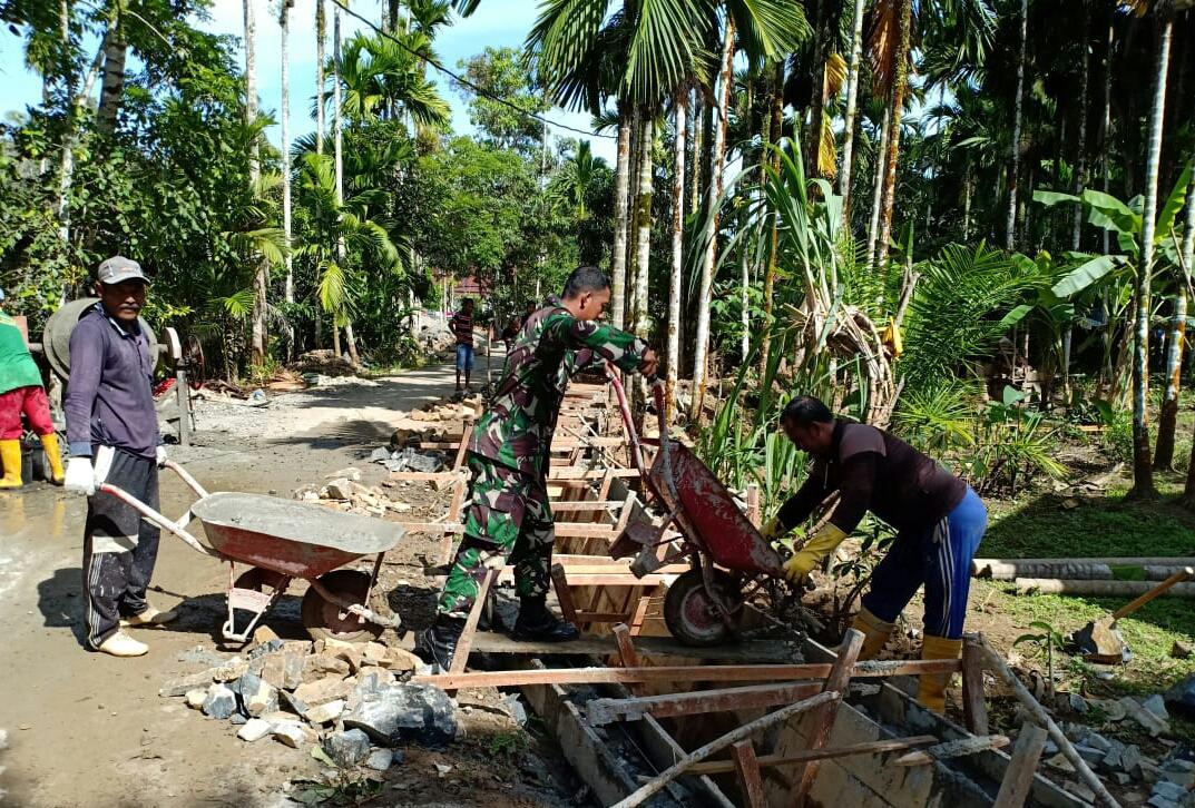 Optimalkan Dana Desa, Babinsa Bersama Warga Rehap Drainase