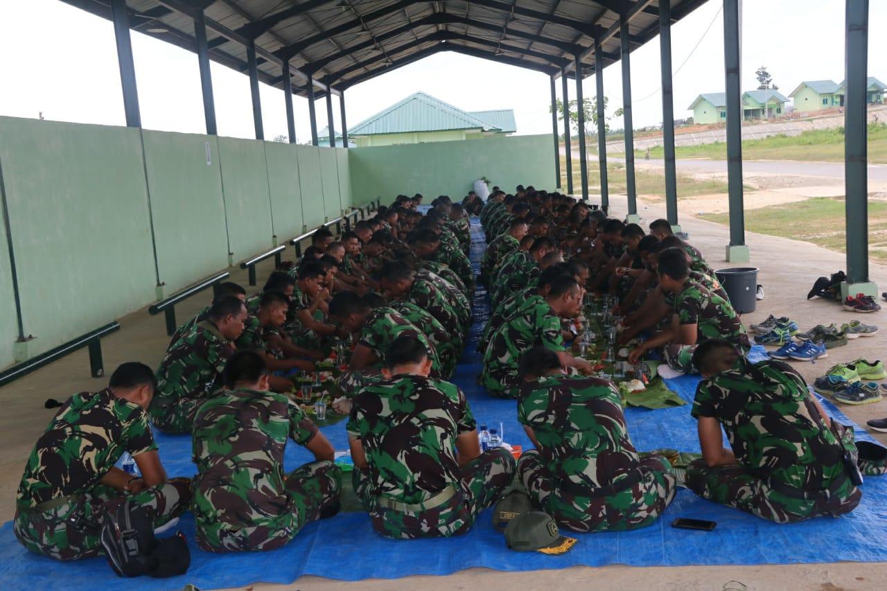 Jaga Kekompakan, Personel Brigif 25/Siwah Makan Lesehan Bersama