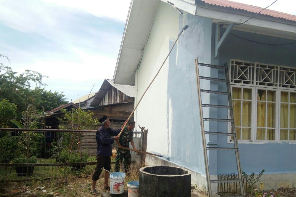 Sertu Sigit Bersama Warga Benahi Gedung Posyandu