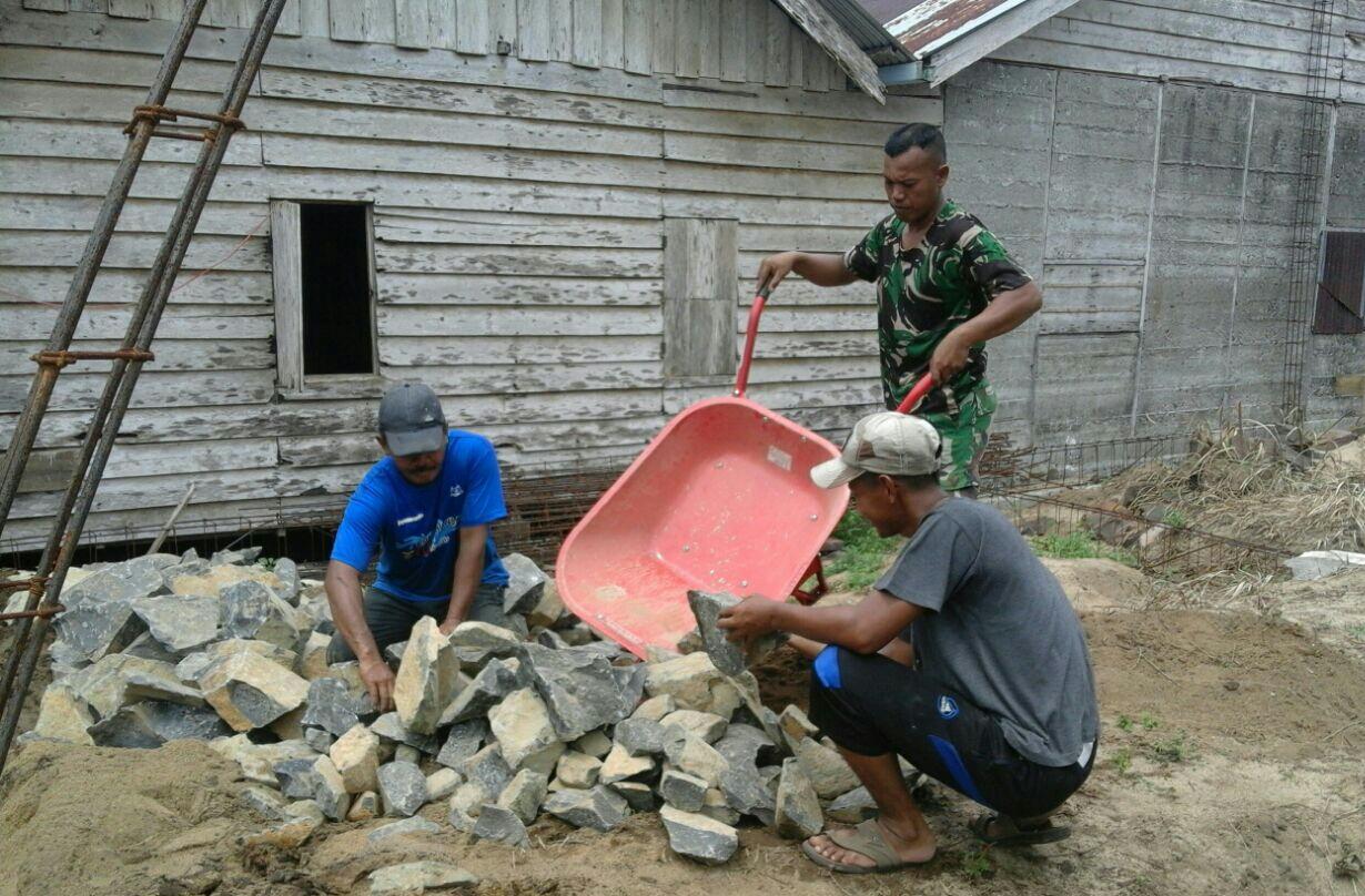 Babinsa Teunom Bantu Warga Buat Pondasi Rumah