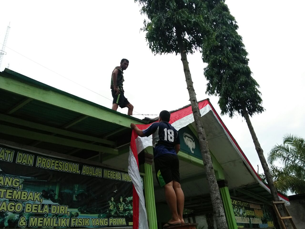 Sambut HUT RI ke-73 Koramil 07/BBR Pasang Bendera dan Umbul-Umbul Merah Putih