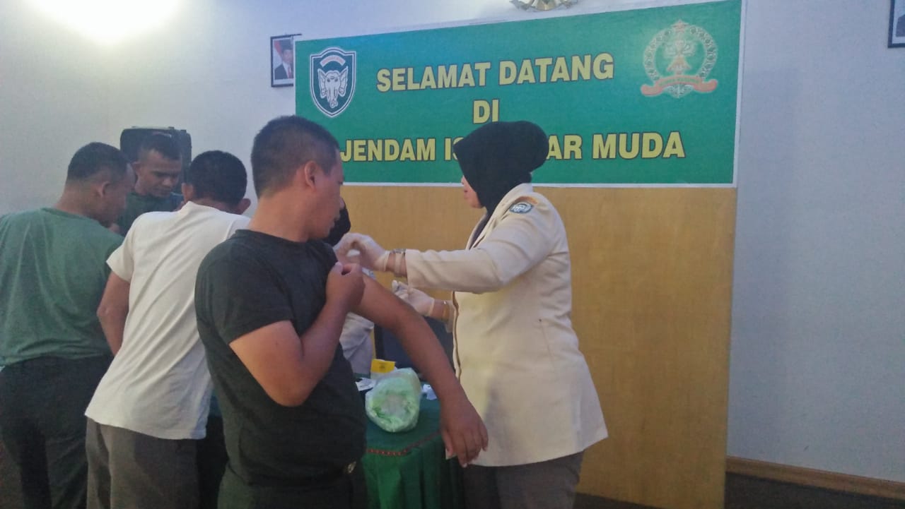 Personel Ajendam IM di Suntik Vaksin Hepatitis