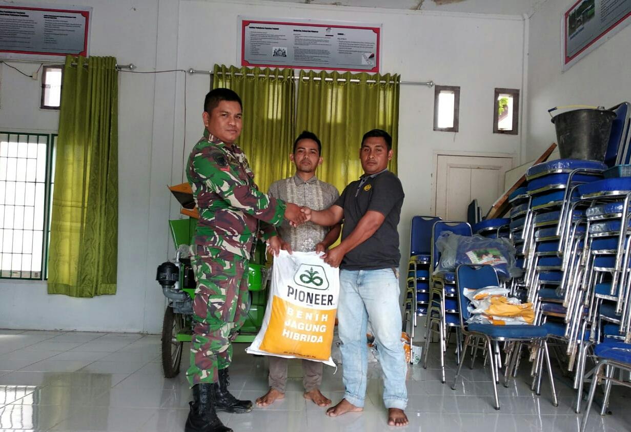 Dukung Petani Jagung, Babinsa dan PPL Serahkan Bibit Bantuan