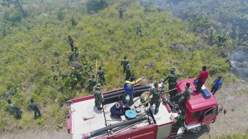 Personel Yonif 114/SM Bantu Padamkan Kebakaran Lahan di Bener Meriah
