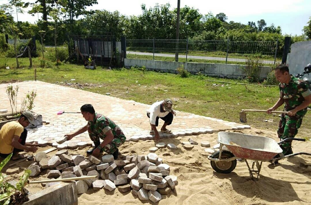 Bantu Pembangunan Kantor Desa, Babinsa Lageun Ikut Pasang Paving Block