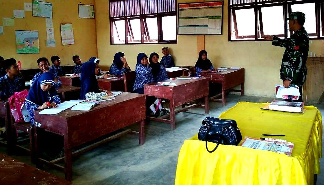Babinsa Pulau Terluar Bantu Pendidikan SD Negeri Telur Nibung