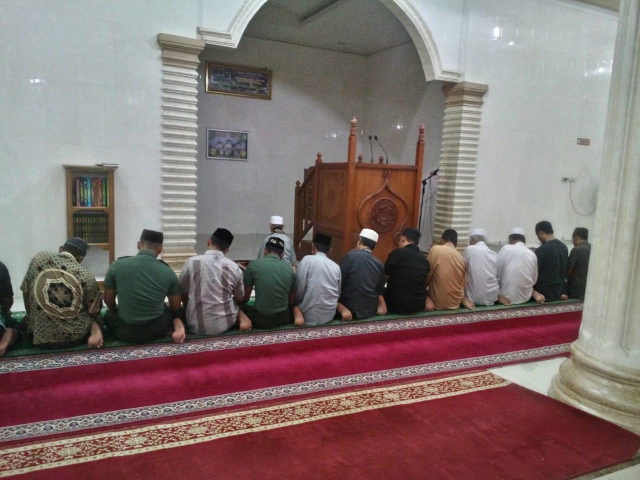 Babinsa Koramil 06/Darul Makmur Aktif Ajak Warga Manunggal Sholat Subuh Berjamaah