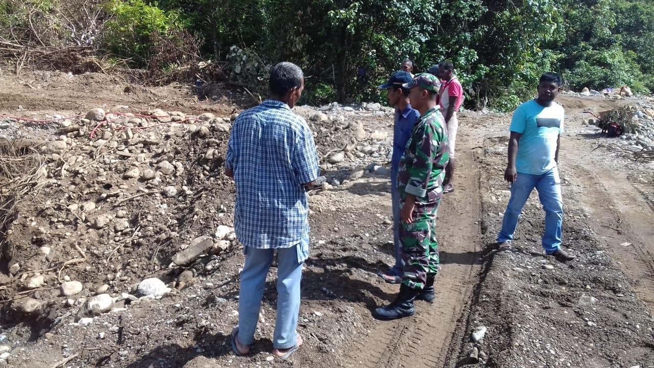 Babinsa dan Keuchik Tinjau Pembangunan Irigasi yang Rusak Diterjang Banjir